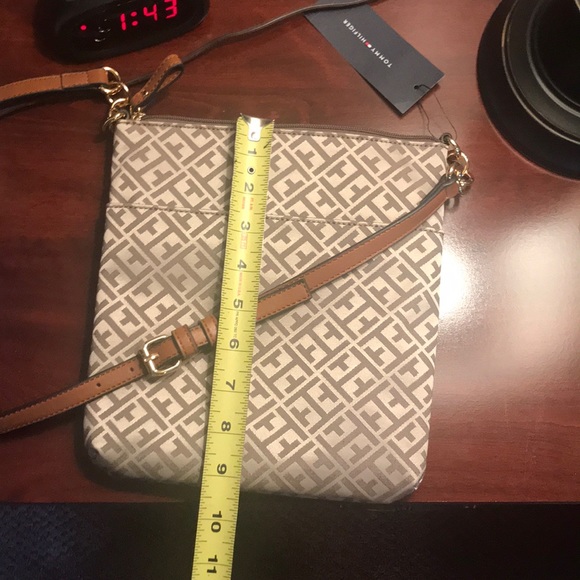 ❌SOLD❌Tommy Hilfiger Crossbody - Picture 7 of 8
